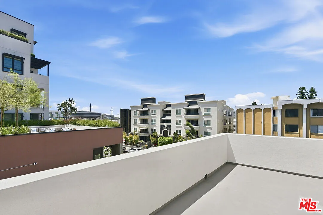 2 bed, 2.0 bath, 1720 sqft, $5,500 — Photo 2