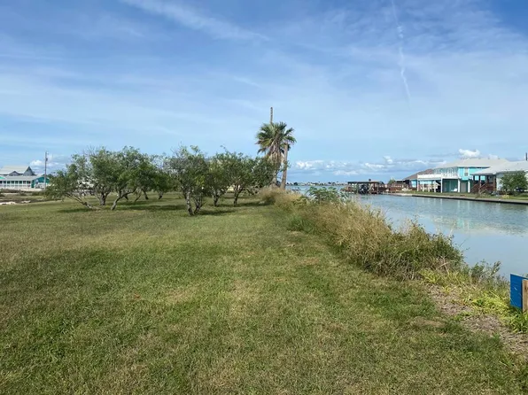 111 Lakeview Rd, Rockport, TX 78382