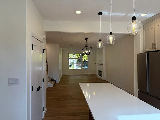 3 bed, 2.5 bath, 1560 sqft, $2,300 — Photo 2