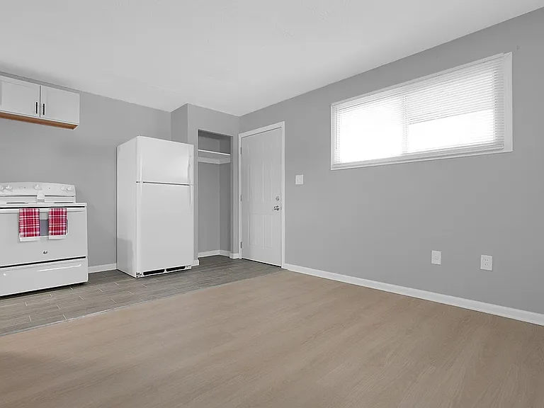 180 N Sylvan Ave #H — Photo 2