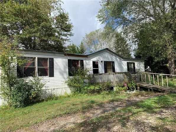 190 Lovers Ln, Mount Airy, NC 27030