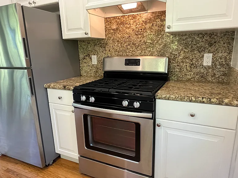 KITCHEN HAS GRANITE COUNTERTOPS
