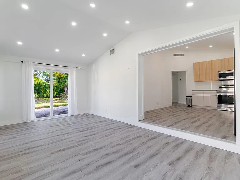 113 SE 8th Ave — Photo 4