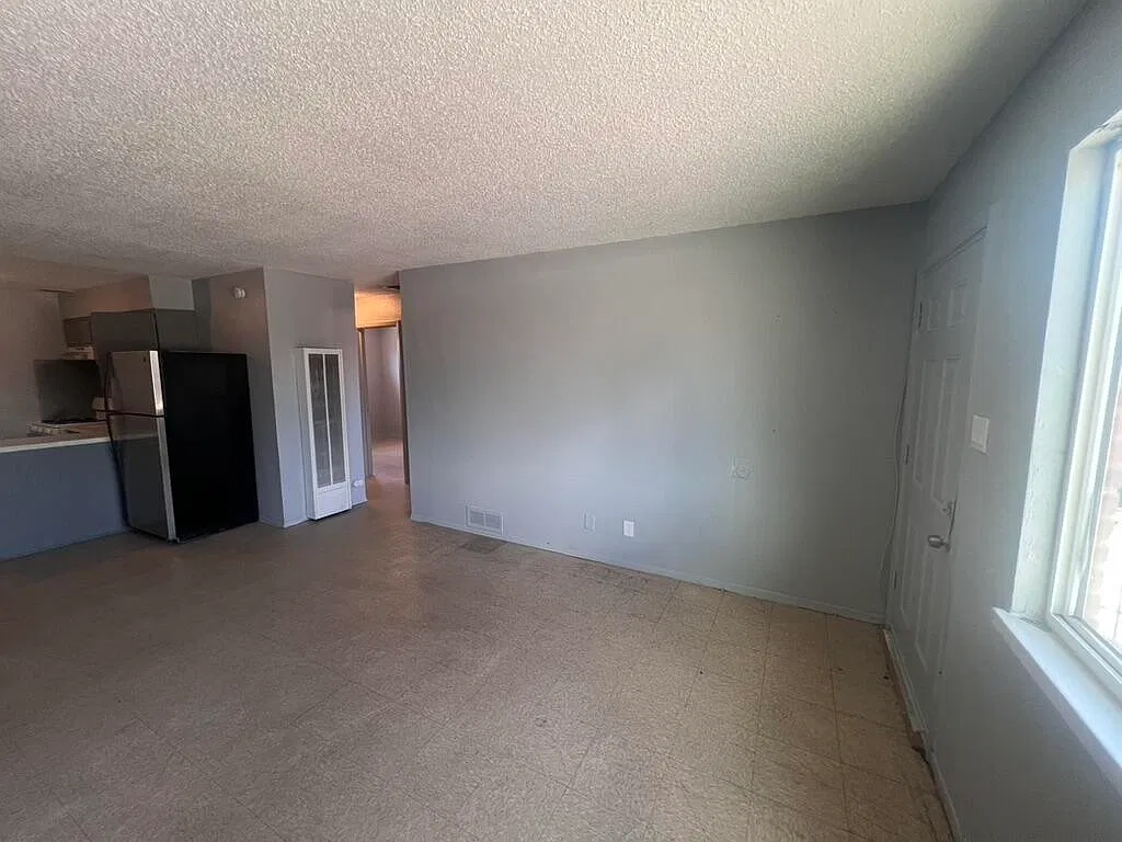 2 bed, 1.0 bath, 780 sqft, $999 — Photo 2