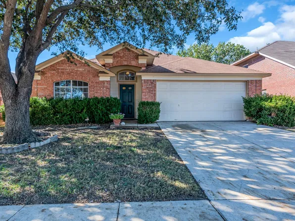 1037 Highland Station Dr, Saginaw, TX 76131