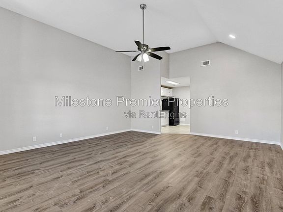 5th image of 914 W Houston St