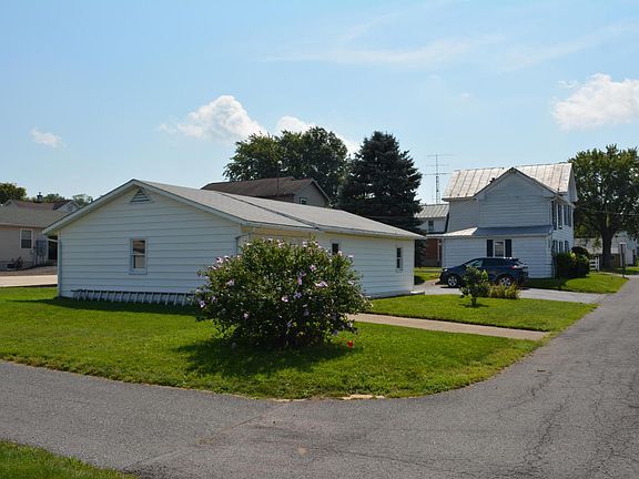 3rd image of 219 E 8th St