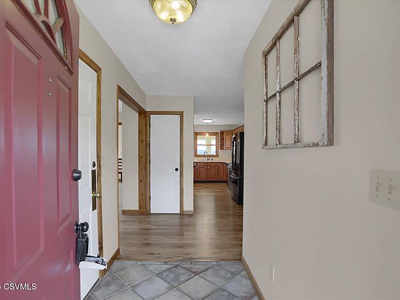 3rd image of 900 Vista Heights Dr