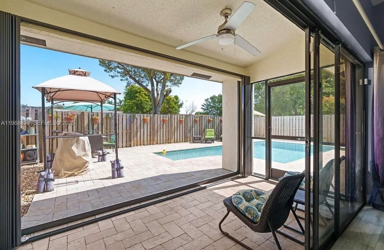 3 bed, 2.0 bath, 1390 sqft, $3,300 — Photo 2