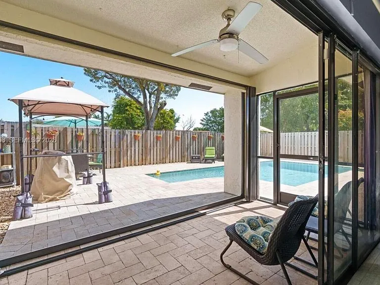 2900 NW 69th Ct — Photo 2