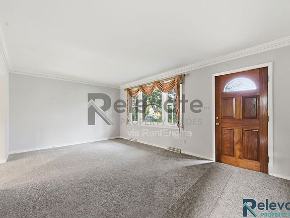 4th image of 8903 Freestone Ave