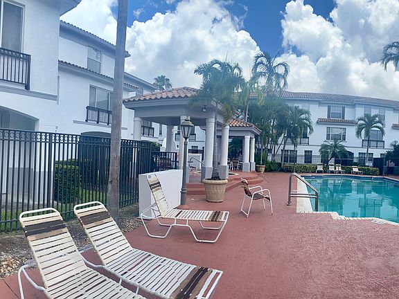 community pool right behind unit so short distante to get to the pool and gym