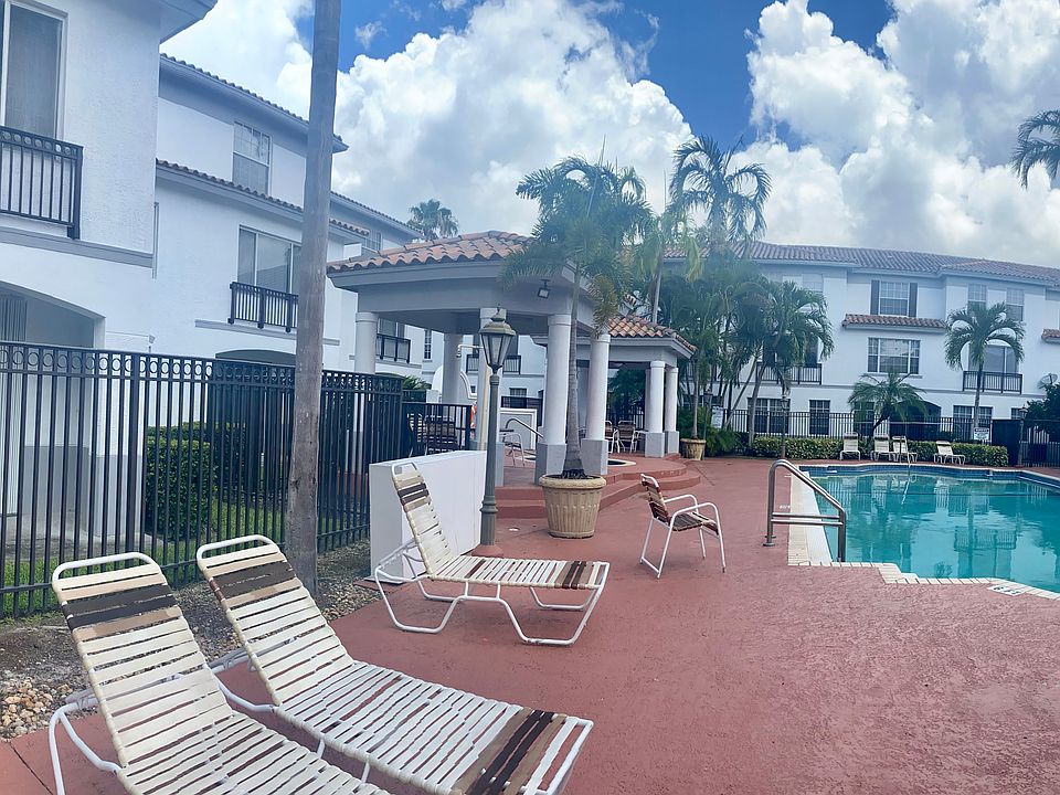community pool right behind unit so short distante to get to the pool and gym