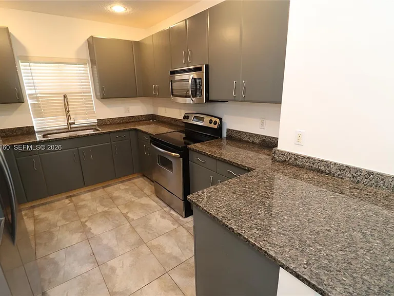 609 NE 28th St #1 — Photo 2