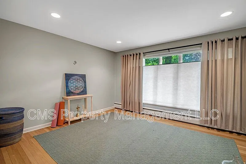 3 bed, 2.0 bath, 2411 sqft, $3,865 — Photo 3