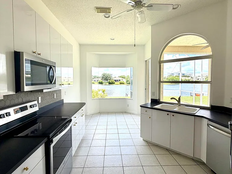 702 SW Aruba — Photo 7