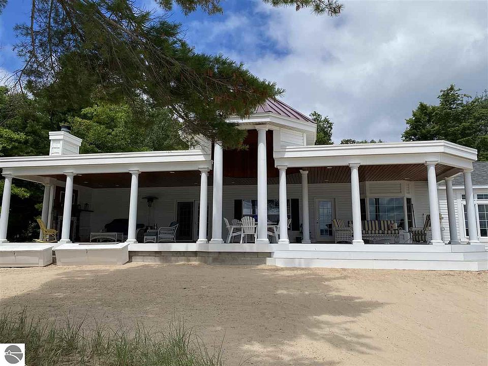 1st image of 471 Crystal Dr