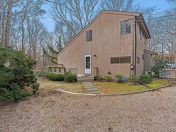 2nd image of 12 Wooded Oak Ln