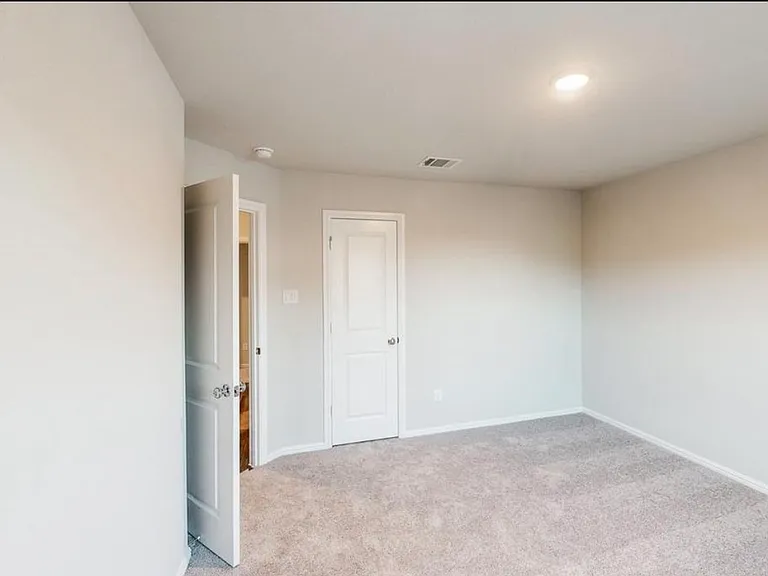 2700 Rambling Rd — Photo 4