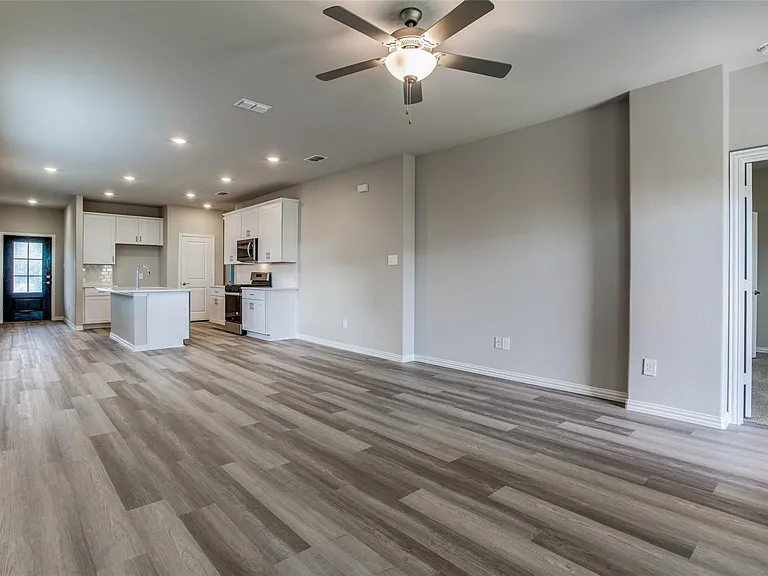 612 McKenna Dr — Photo 6