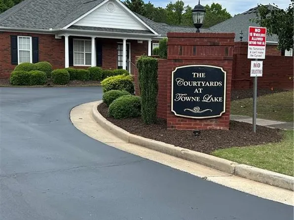 401 Courtyard Ter, Woodstock, GA 30189