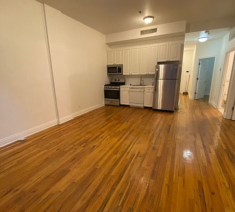 3rd image of 21 Maiden Ln APT 4B
