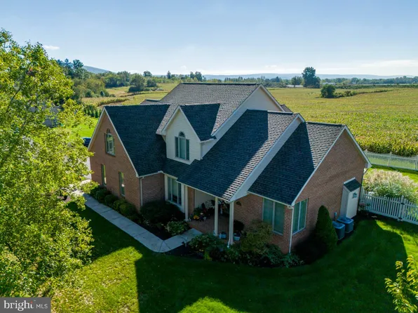 3576 Fox Hill Dr, Chambersburg, PA 17202