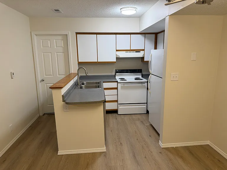 4 Hartwell Ct #6 — Photo 5