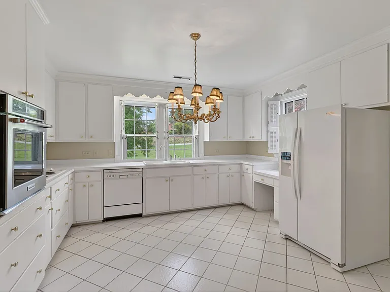 535 E Rio Rd — Photo 8