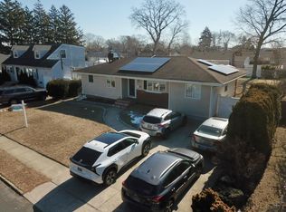 28 Prairie Dr, North Babylon, NY 11703