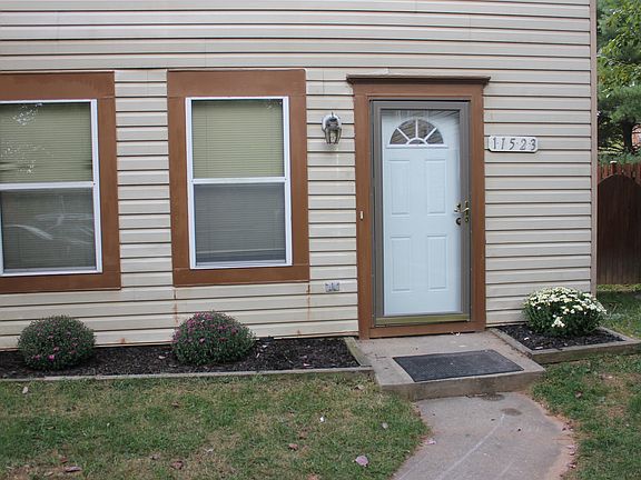 Front entrance w/storm door