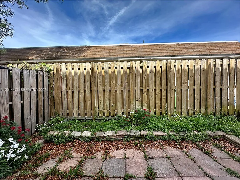324 NE 3rd St #D — Photo 36