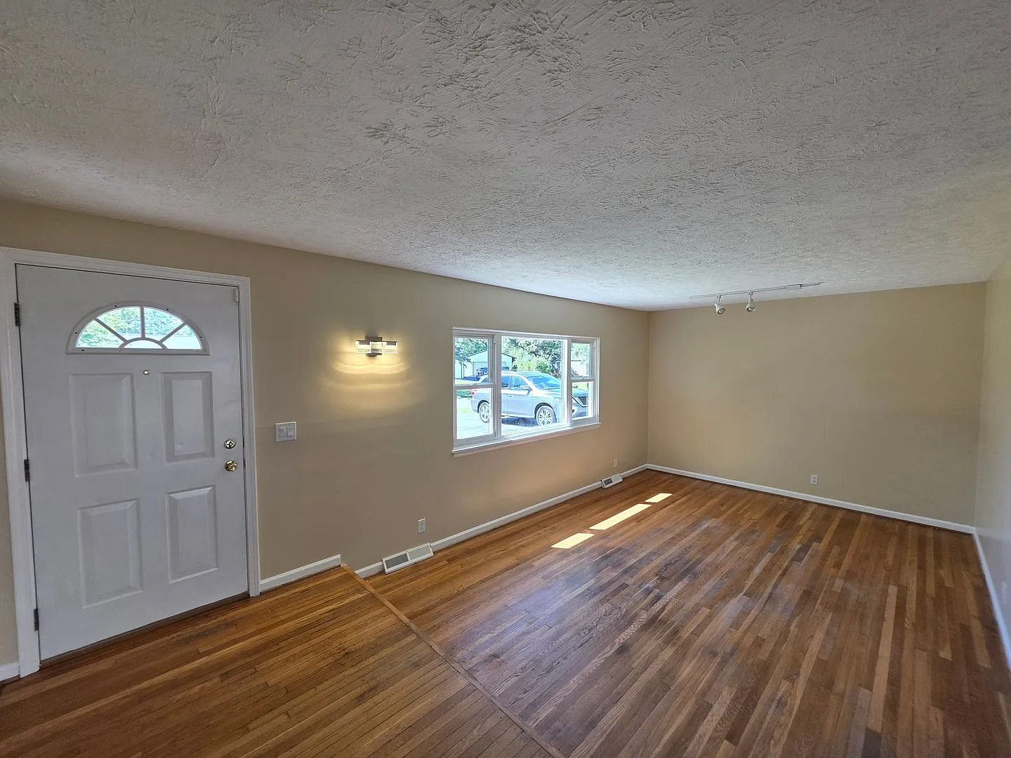 Available Now 4 Bed 2 Full Bath Single Family House in Henrietta — Photo 4
