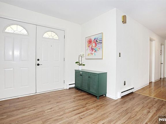 5th image of 7 Tufts Ct