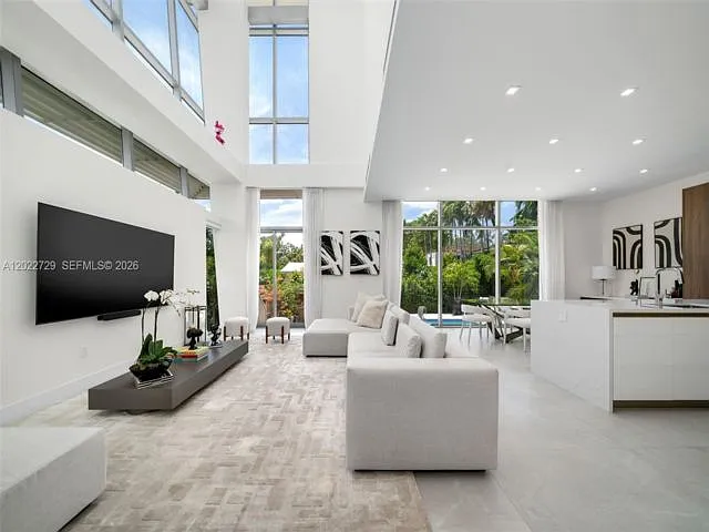 5 bed, 5.0 bath, $29,000 — Photo 2