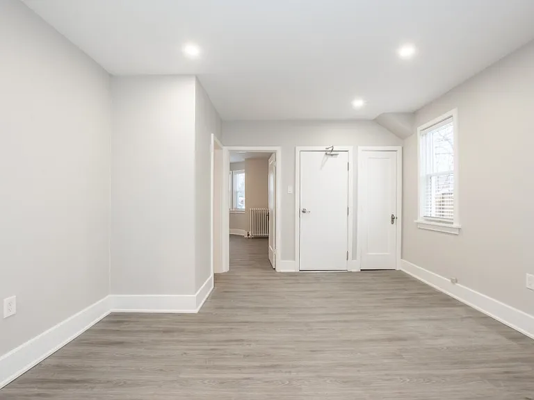 14 Welland Ave — Photo 5