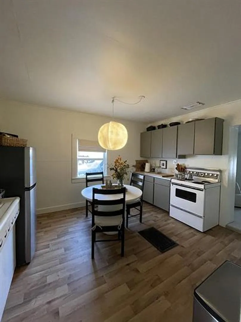 Beautiful remodeled 2 bedroom, 1 bath house on Rouse Ave. — Photo 1