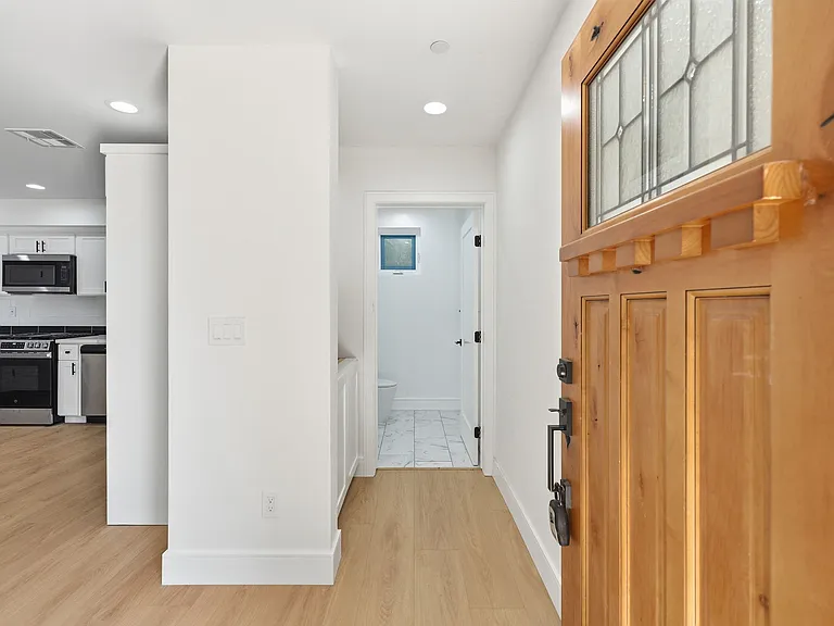 1822 1/2 S Harvard Blvd — Photo 5