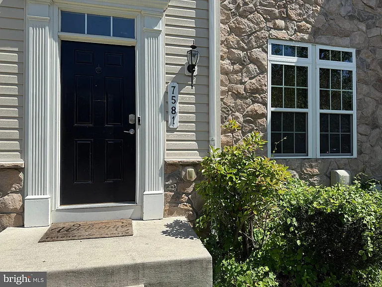 7581 Taunton Ct — Photo 4