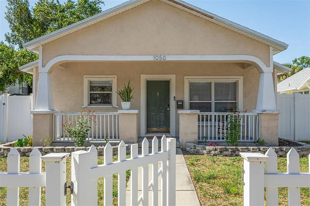 3 bed, 2.0 bath, 1200 sqft, $2,700 — Photo 3