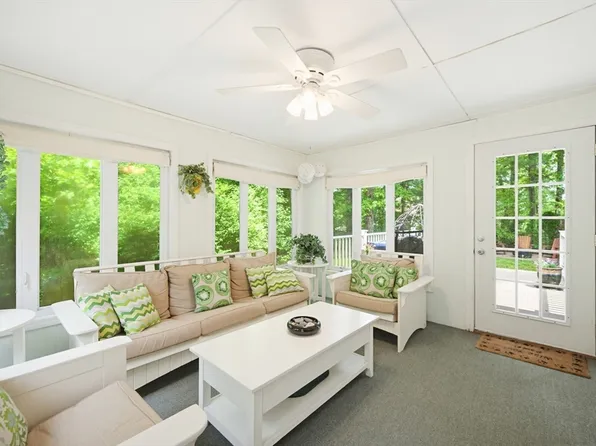 77 Oxbow Dr, Wrentham, MA 02093