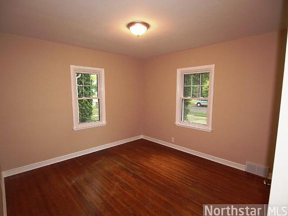 5th image of 668 Hoyt Ave E