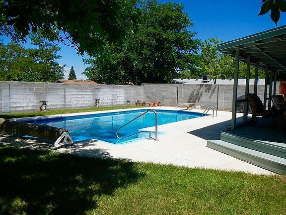 5th image of 647 Marquis Dr NE