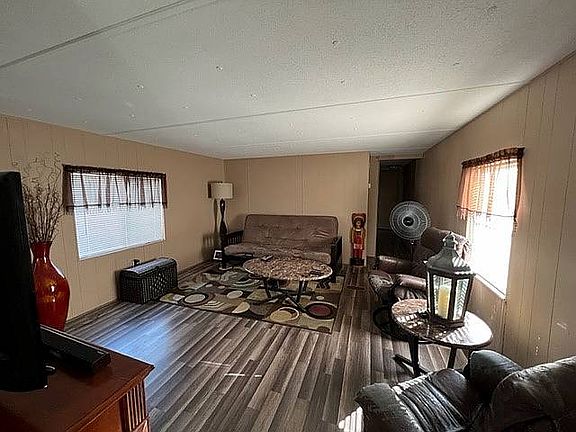 5th image of 913 Debbie St