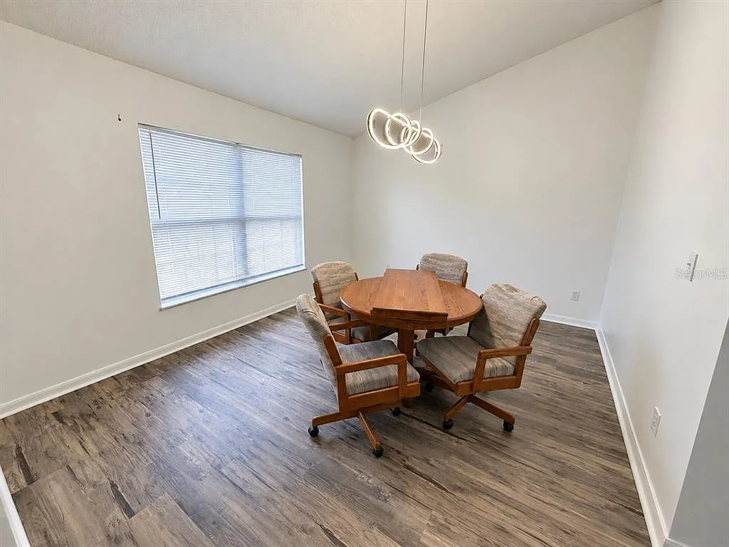 4 bed, 2.0 bath, 2212 sqft, $2,650 — Photo 3
