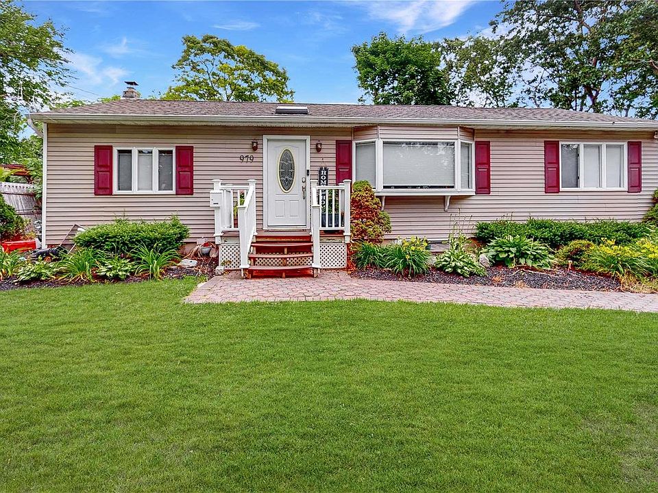 1st image of 979 Old Medford Avenue