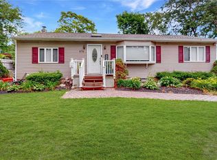 979 Old Medford Ave, Farmingville, NY 11738