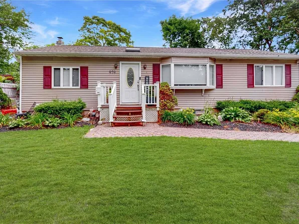 979 Old Medford Avenue, Farmingville, NY 11738