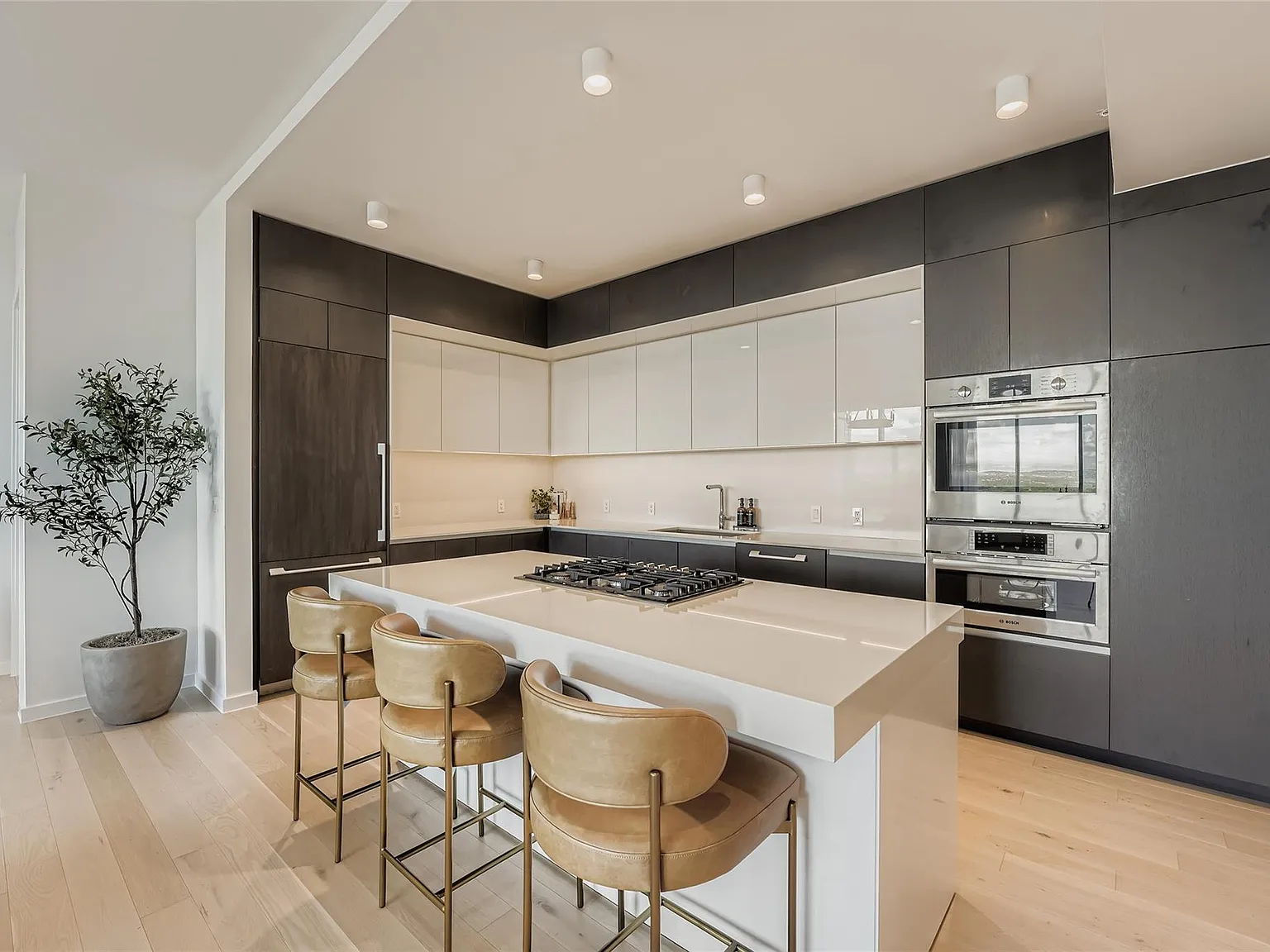 2 bed, 2.0 bath, 1648 sqft, $7,950 — Photo 4