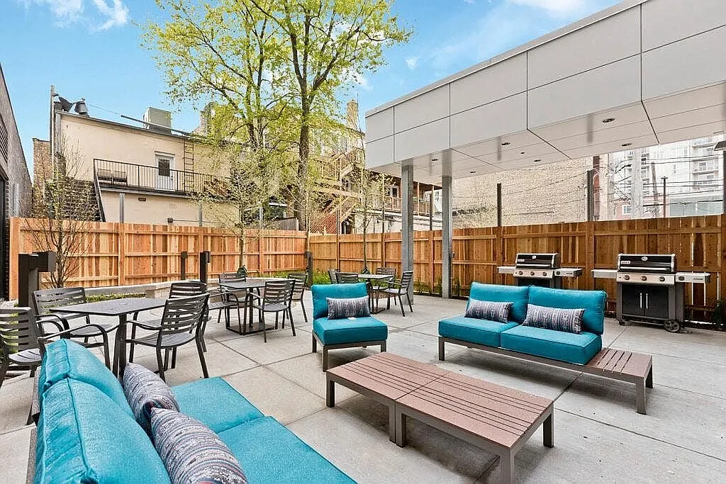 Edge on Broadway — Photo 4